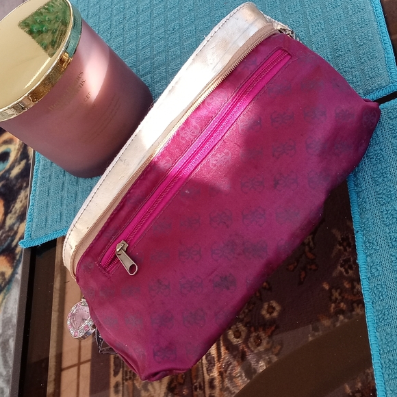 Guess Mesh Cosmetic Case - Picture 9 of 12